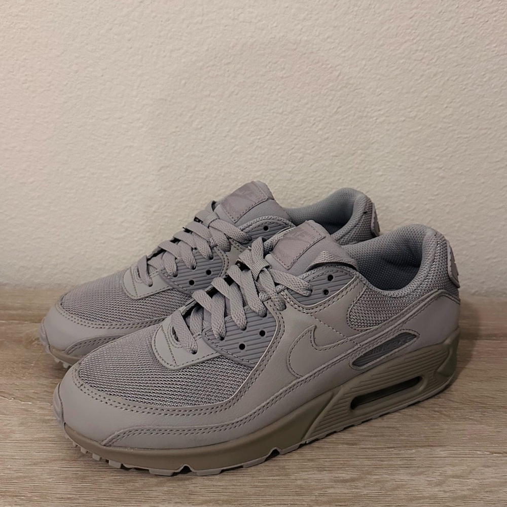 BRAND NEW!!!
NIKE AIRMAX 90
8M / 9.5W US